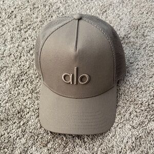 ALO Yoga Men's District Trucker Hat- Gravel